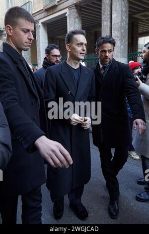 MILAN, ITALIE - 15 JANVIER 2024 : Pedro Alonso avant le défilé Giorgio Armani, dans le style de la semaine de la mode de Milan Banque D'Images