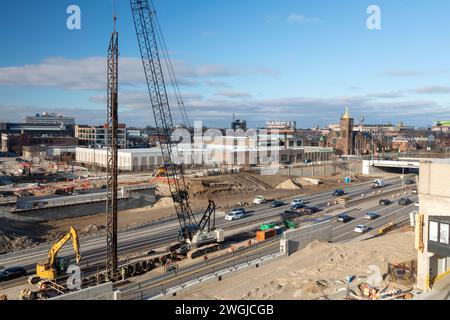 Detroit, Michigan - les travailleurs construisent les soutiens du centre du pont de Cass Avenue sur l'Interstate 94. Banque D'Images