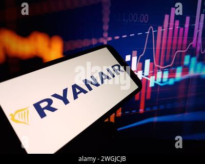 Konskie, Pologne - 04 février 2024 : logo de la société Ryanair affiché sur l'écran du téléphone portable Banque D'Images