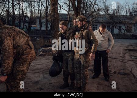 Ukraine. 28 novembre 2023. Adrien Vautier/le Pictorium - des sportifs s'entraînent en Ukraine pendant la guerre - 28/11/2023 - Ukraine - un soldat ambulancier évacue un blessé au point de stabilisation de la 5e Brigade d'assaut sur le front de Bakhmut. Chassiv Yar, 28 novembre 2023. Crédit : LE PICTORIUM/Alamy Live News Banque D'Images