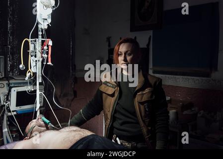 Ukraine. 28 novembre 2023. Adrien Vautier/le Pictorium - entraînements sportifs en Ukraine pendant la guerre - 28/11/2023 - Ukraine - Une soeur infirmière au point de stabilisation de la 5e brigade d'assaut. Chassiv Yar, 28 novembre 2023. Crédit : LE PICTORIUM/Alamy Live News Banque D'Images