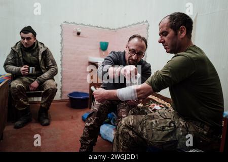 Ukraine. 28 novembre 2023. Adrien Vautier/le Pictorium - des sportifs s'entraînent en Ukraine pendant la guerre - 28/11/2023 - Ukraine - Un médecin panse un soldat dans le centre médical de la 1re brigade spéciale Ivan Bohun. Druzhkivka, 28 novembre 2023. Crédit : LE PICTORIUM/Alamy Live News Banque D'Images