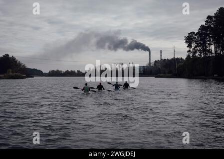 Kiev, Ukraine. 13 novembre 2023. Adrien Vautier/le Pictorium - entraînements sportifs en Ukraine pendant la guerre - 13/11/2023 - Ukraine/Kiev - L'équipe ukrainienne masculine de kayak sprint s'entraîne sur un affluent du Dniepr. Très impliquée dans le soutien de leurs soldats, l’équipe a recueilli des fonds pour acheter des voitures, de la nourriture et de l’équipement pour les soldats au front. Lors des Championnats d'Europe à Duisbourg, en Allemagne, ils sont même allés jusqu'à protester contre le fait que les athlètes russes et biélorusses pouvaient encore participer à des compétitions internationales. Kiev, 13 novembre 2023. Crédit : LE PICTORIUM/Alamy Live News Banque D'Images