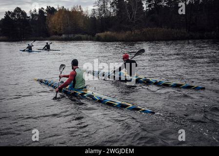 Kiev, Ukraine. 13 novembre 2023. Adrien Vautier/le Pictorium - entraînements sportifs en Ukraine pendant la guerre - 13/11/2023 - Ukraine/Kiev - L'équipe ukrainienne masculine de kayak sprint s'entraîne sur un affluent du Dniepr. Très impliquée dans le soutien de leurs soldats, l’équipe a recueilli des fonds pour acheter des voitures, de la nourriture et de l’équipement pour les soldats au front. Lors des Championnats d'Europe à Duisbourg, en Allemagne, ils sont même allés jusqu'à protester contre le fait que les athlètes russes et biélorusses pouvaient encore participer à des compétitions internationales. Kiev, 13 novembre 2023. Crédit : LE PICTORIUM/Alamy Live News Banque D'Images