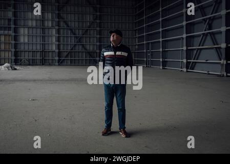 Ukraine. 13 novembre 2023. Adrien Vautier/le Pictorium - entraînement des sportifs en Ukraine pendant la guerre - 13/11/2023 - Ukraine - Andriy Krylyuk, 57 ans, est directeur du Centre olympique ukrainien depuis 6 ans. Lorsque la guerre a éclaté le 24 février 2022, de nombreux athlètes sont venus à la base avec leurs familles. Des soldats sont venus les former à l'utilisation des armes. Andriy et certains des jeunes organiseront des patrouilles autour des bâtiments pendant la bataille de Kiev. Kiev, 13 novembre 2023. Crédit : LE PICTORIUM/Alamy Live News Banque D'Images