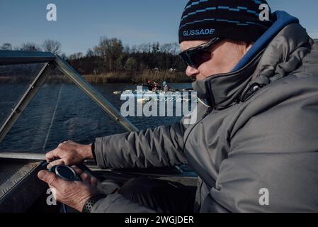 Kiev, Ukraine. 13 novembre 2023. Adrien Vautier/le Pictorium - les sportifs s'entraînent en Ukraine pendant la guerre - 13/11/2023 - Ukraine/Kiev - Oleksandr Simonov, 65 ans, est entraîneur de l'équipe nationale ukrainienne de kayak depuis 45 ans. Il entraîne les athlètes de l'équipe nationale sur la rivière Stugna, près de Kiev, pendant les camps d'entraînement. En raison de la guerre, il y a moins de places pour ce type de formation en Ukraine. L’équipe nationale s’entraîne donc principalement sur les fleuves de l’ouest de l’Ukraine et près de Kiev, ou à l’étranger. Kiev, 13 novembre 2023. Crédit : LE PICTORIUM/Alamy Live News Banque D'Images