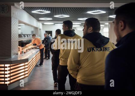 Ukraine. 13 novembre 2023. Adrien Vautier/le Pictorium - les sportifs s'entraînent en Ukraine pendant la guerre - 13/11/2023 - Ukraine - le Centre dispose d'une cantine pour athlètes. Grâce au système de buffet, les athlètes peuvent choisir leur propre petit-déjeuner, déjeuner ou dîner, en tenant compte de leurs besoins nutritionnels personnels et en sélectionnant des produits qui répondent à leurs objectifs alimentaires ou sportifs. Kiev, 13 novembre 2023. Crédit : LE PICTORIUM/Alamy Live News Banque D'Images