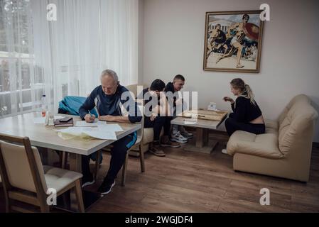 Ukraine. 13 novembre 2023. Adrien Vautier/le Pictorium - les sportifs s'entraînent en Ukraine pendant la guerre - 13/11/2023 - Ukraine - dans le café de la base olympique, les athlètes viennent se détendre entre les entraînements. Kiev, 13 novembre 2023. Crédit : LE PICTORIUM/Alamy Live News Banque D'Images