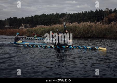 Kiev, Ukraine. 13 novembre 2023. Adrien Vautier/le Pictorium - entraînements sportifs en Ukraine pendant la guerre - 13/11/2023 - Ukraine/Kiev - L'équipe ukrainienne masculine de kayak sprint s'entraîne sur un affluent du Dniepr. Très impliquée dans le soutien de leurs soldats, l’équipe a recueilli des fonds pour acheter des voitures, de la nourriture et de l’équipement pour les soldats au front. Lors des Championnats d'Europe à Duisbourg, en Allemagne, ils sont même allés jusqu'à protester contre le fait que les athlètes russes et biélorusses pouvaient encore participer à des compétitions internationales. Kiev, 13 novembre 2023. Crédit : LE PICTORIUM/Alamy Live News Banque D'Images