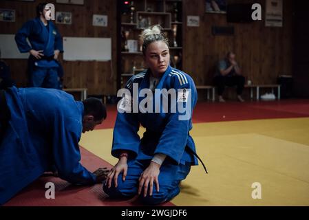 Adrien Vautier/le Pictorium - entraînement des sportifs en Ukraine pendant la guerre - 10/11/2023 - Ukraine/Kiev - Daria Bilodid en entraînement. La jeune athlète a été privée d'un championnat du monde en mai 2023, sa Fédération refusant d'envoyer ses combattants au Qatar suite à la décision de la Fédération internationale de judo de réintégrer les athlètes russes et biélorusses sous une bannière neutre. Le judoka, deux fois champion du monde, a qualifié la décision d'irresponsable, ajoutant : -toutes ces personnes qui vont participer aux championnats du monde sont des militaires! Banque D'Images