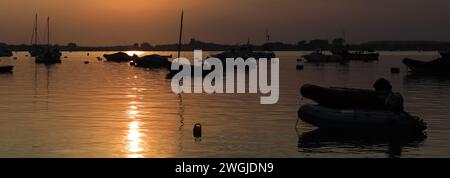 Coucher de soleil sur des bateaux à Mudeford Quay, Christchurch Harbour, Dorset ; Angleterre, Royaume-Uni Banque D'Images