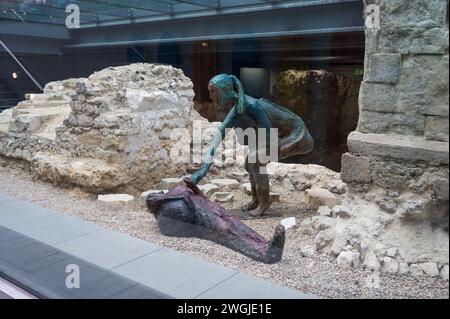 La chapelle Sainte-Marie Spital et la maison de Charnel stockaient autrefois les os de ceux qui moururent dans la grande famine au XIVe siècle. Bishops Square Spitalfields Londres Royaume-Uni Banque D'Images