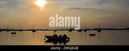 Coucher de soleil sur des bateaux à Mudeford Quay, Christchurch Harbour, Dorset ; Angleterre, Royaume-Uni Banque D'Images