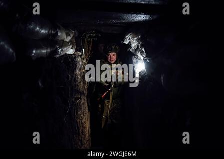 Ukraine. 29 novembre 2023. © Adrien Vautier/le Pictorium/MAXPPP - 29/11/2023 Adrien Vautier/le Pictorium - 29/11/2023 - Ukraine - dans une tranchee de la 24eme brigade. Une position vieille de 10 ans. Front de Niou-Iork, le 29 novembre 2023. - Valeurs ACtuelles out, no jdd, jdd out, RUSSIA OUT, NO RUSSIA #norussia/29/11/2023 - Ukraine - dans une tranchée de la 24e brigade. Un poste de 10 ans. Front Niou-Iork, 29 novembre 2023. Crédit : MAXPPP/Alamy Live News Banque D'Images