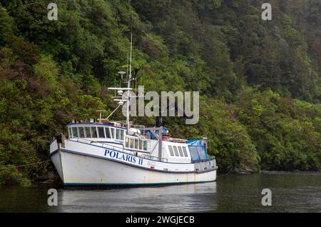 Le navire de recherche scientifique de l'Université d'Otago le Polaris II in Doubtful Sound / Patea, Fiordland / te Rua-o-te-Moko, Nouvelle-Zélande / Aotearoa, Sout Banque D'Images