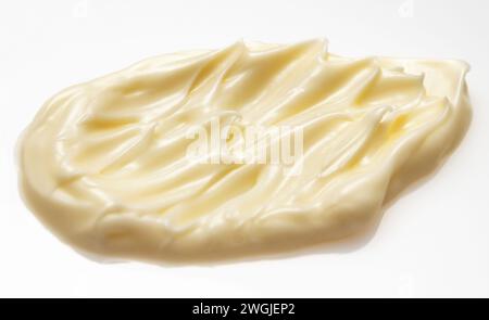 Frottis de crème cosmétique jaune pour le visage ou le corps sur fond blanc. Banque D'Images