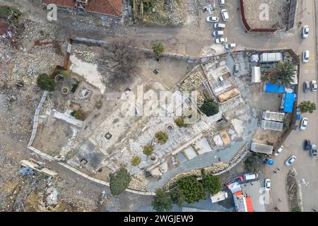 Hatay, Turquie. 5 février 2024 : Turquie, Hatay, 5 février 2024 : la perspective aérienne de la mosquée historique d'Ulu révèle l'ampleur des destructions et les traces persistantes de la catastrophe. À l’occasion du premier anniversaire des importants tremblements de terre en Turquie, la vie quotidienne persiste à Antakya, la ville centrale de Hatay, qui a subi le plus gros de l’impact. (Crédit image : © Tolga Ildun/ZUMA Press Wire) USAGE ÉDITORIAL SEULEMENT! Non destiné à UN USAGE commercial ! Crédit : ZUMA Press, Inc/Alamy Live News Banque D'Images