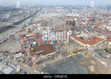 Hatay, Turquie. 5 février 2024 : Turquie, Hatay, 5 février 2024 : la perspective aérienne du centre historique de la ville révèle l'ampleur des destructions et les traces persistantes de la catastrophe. À l’occasion du premier anniversaire des importants tremblements de terre en Turquie, la vie quotidienne persiste à Antakya, la ville centrale de Hatay, qui a subi le plus gros de l’impact. (Crédit image : © Tolga Ildun/ZUMA Press Wire) USAGE ÉDITORIAL SEULEMENT! Non destiné à UN USAGE commercial ! Crédit : ZUMA Press, Inc/Alamy Live News Banque D'Images