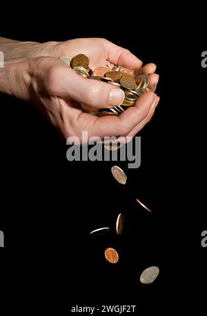 Homme caucasien (42 ans) mains avec de l'argent tombant dépeignant le concept de «money glissant entre les mains» ou «trop d'argent à détenir» Banque D'Images