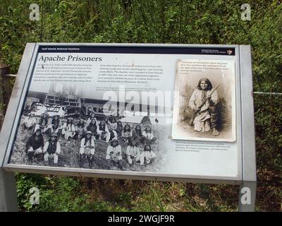 Pensacola, Floride, États-Unis - 13 août 2012 : marqueur expliquant l'emprisonnement des Indiens Geronimo et Apache à Fort Pickens. Banque D'Images