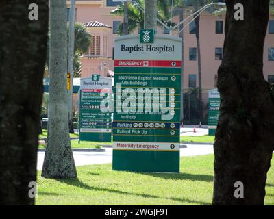 Miami, Floride, États-Unis - 20 novembre 2023 : signes avec les annuaires de l'Hôpital Baptiste de Kendall. Banque D'Images