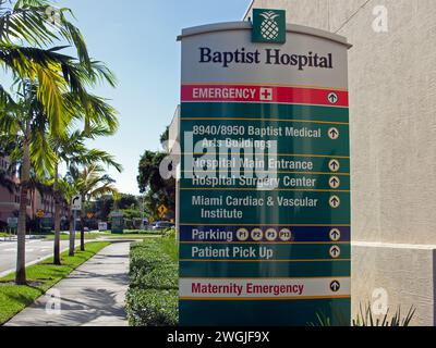 Miami, Floride, États-Unis - 20 novembre 2023 : Baptist Hospital of Kendall directions aux services d'urgence et de maternité. Banque D'Images