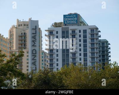 Miami, Floride, États-Unis - 5 décembre 2023 : bâtiments dans le centre-ville de Kendall à travers le centre commercial Dadeland. Banque D'Images