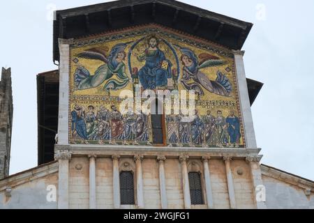 Lucques, Italie : fresque de la Basilique de San Frediano gros plan sur la Piazza San Frediano Banque D'Images