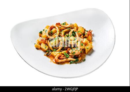 Calmars cuit au four avec pommes de terre et tomates. Cuisine italienne. Isolé sur fond blanc. Vue de dessus Banque D'Images