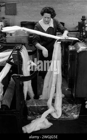 Industrie textile, usine de coton Yorkshire 1980s UK. Ouvrière d'usine travaillant à la production de coton à Salts Mill, près de Shipley, Bradford, West Yorkshire Angleterre.1981 HOMER SYKES Banque D'Images
