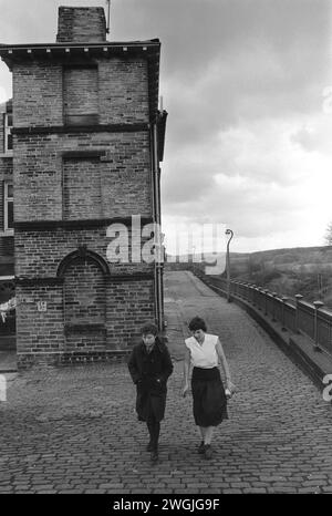 Saltaire Village Yorkshire années 1980 Royaume-Uni. Jeunes travailleuses d'usine retournant au travail après leur heure de déjeuner. 1 Albert Terrace, Saltaire un village modèle construit par le propriétaire du moulin Sir Titus Salt. Salts Mill nommé d'après Sir Titus Salt a été fermé en 1986 après 133 ans comme usine textile. Salt Mill le centre du village industriel modèle a été construit sur les énormes profits réalisés avec la fibre d'alpaga au XIXe siècle. Saltaire près de Shipley Bradford West Yorkshire Angleterre 1981 maintenant un site du patrimoine mondial de l'UNESCO HOMER SYKES. Banque D'Images