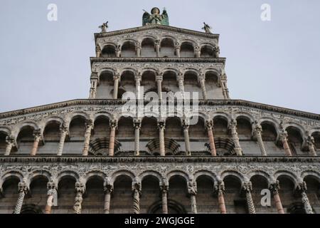 Façade en marbre de l'église Basilique San Michele in Foro de dessous à Lucques, Toscane, Italie Banque D'Images