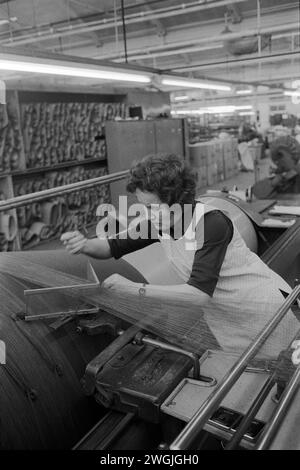 Travail en usine, industrie textile Salts Mill, femme travaillant sur le plancher de l'usine des années 1980 Royaume-Uni. Usine textile de coton Saltaire, près de Bradford, West Yorkshire Angleterre 1981. HOMER SYKES Banque D'Images