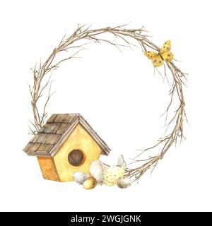 Couronne de Pâques aquarelle faite de branches d'arbres, avec un nichoir en bois jaune, des œufs et des papillons. Illustrations dessinées à la main sur fond isolé Banque D'Images