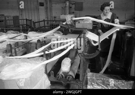 Workplace 1980s Royaume-Uni. Machines industrie textile Salts Mill, femme travaillant sur le plancher de l'usine. Usine de textiles de coton Saltaire, près de Bradford, West Yorkshire Angleterre 1981. HOMER SYKES Banque D'Images