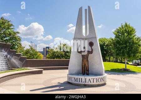 Tulsa, OK - 16 septembre 2021 : sur Hope Plaza, au parc de la réconciliation, il y a 3 sculptures représentant des images réelles de l'émeute de 1921. Humiliati Banque D'Images