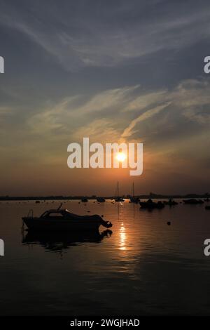 Coucher de soleil sur des bateaux à Mudeford Quay, Christchurch Harbour, Dorset ; Angleterre, Royaume-Uni Banque D'Images