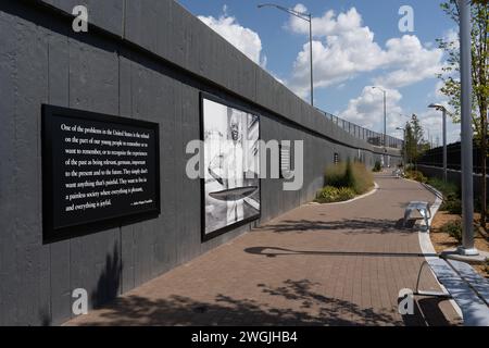 Tulsa, Oklahoma - 16 septembre 2021 : le « chemin de l'espoir » est une passerelle entre le district de Greenwood et le parc de réconciliation John Hope Franklin. Banque D'Images