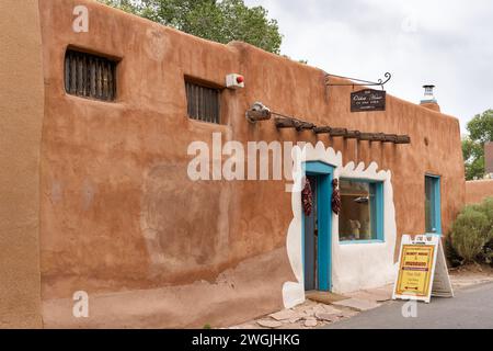 Santa Fe, Nouveau-Mexique - 23 septembre 2021 : la plus ancienne maison des États-Unis, assise sur une partie de la fondation d'un ancien pueblo indien d'environ 1200 EC, Banque D'Images