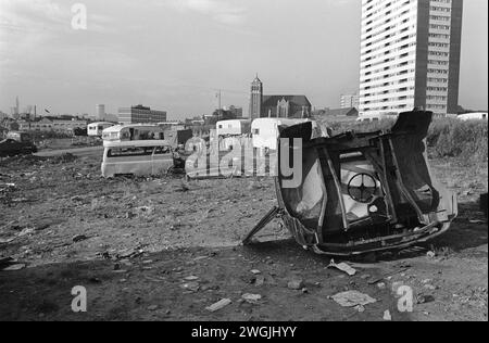 Un campement de voyageurs irlandais gitans et une décharge temporaire de voitures à la ferraille sur une décharge à Balsall Heath, un bidonville et une zone du centre-ville. Balsall Heath, Birmingham, Angleterre mars 1968 1960 Royaume-Uni HOMER SYKES Banque D'Images