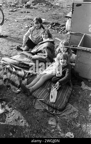 Irlandais Traveller Children 1960s UK. Gitsy Irish Travellers Kids payant heureux au centre-ville de Birmingham Wasteland Balsall Heath, Birmingham, Angleterre mars 1968. HOMER SYKES Banque D'Images