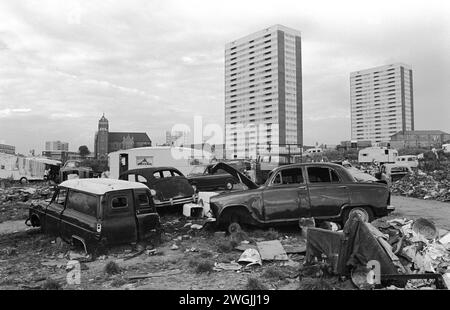 Un campement de voyageurs irlandais gitans et une décharge temporaire de voitures à la ferraille dans une zone de déchets à Balsall Heath, une zone de bidonville du centre-ville. Les caravanes tziganes font partie des voitures à la ferraille. Balsall Heath, Birmingham, Angleterre mars 1968 1960 Royaume-Uni HOMER SYKES Banque D'Images