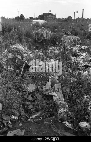 Campement de voyageurs irlandais des années 1960 au Royaume-Uni. Couvertures et serviettes au premier plan traînant pour sécher parmi les ordures sur Wasteland Balsall Heath, Birmingham, Angleterre mars 1968. Caravane de bricoleurs en distance. HOMER SYKES Banque D'Images