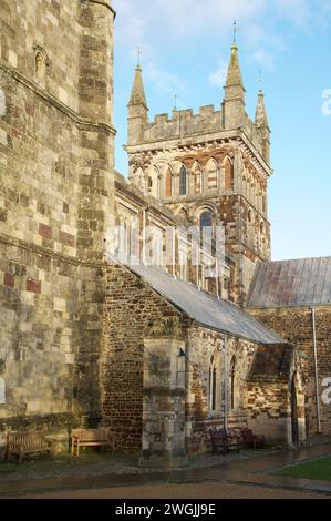 Wimborne Minster AKA L'église Minster de St Cuthburga remonte à l'époque saxonne, le bâtiment existant est principalement normand du XIIe siècle. Dorset. Banque D'Images