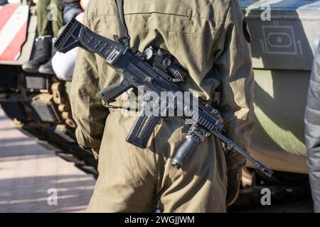 Fusil d'assaut semi-automatique Bren sur le dos d'un soldat de char hongrois Banque D'Images