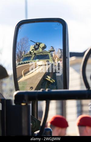 Véhicule de combat blindé Gidran 4x4 MRAP moderne camouflé reflété dans un rétroviseur Banque D'Images