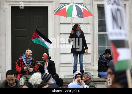 Les manifestants reposent à Whitehall alors que des centaines de milliers de pro-palestiniens marchent pour exiger un cessez-le-feu permanent à Gaza. Banque D'Images