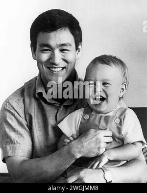 Bruce Lee. Portrait de l'artiste martial et acteur américain de Hong Kong, Bruce Lee (né Lee Jun-fan, 1940-1973) avec son fils Brandon, 1966 Banque D'Images