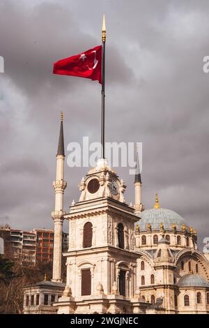 Un complexe animé avec plusieurs bâtiments et un mât de drapeau important à Istanbul, Turquie Banque D'Images