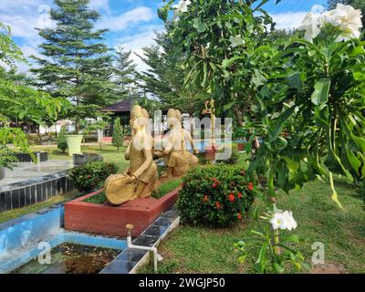 Des statues dorées de musiciens locaux décorent le jardin du mémorial de guerre Albert EKKA à Lichu Bagan, à la périphérie d'Agartala. Lance Naik Albert EKKA, PVC était un soldat dans l'armée indienne. Il est tué au combat lors de la bataille de Gangasagar, pendant la guerre indo-pakistanaise de 1971. Il a reçu à titre posthume le Param Vir Chakra, la plus haute distinction de l'Inde pour sa bravoure face à l'ennemi, le Pakistan. Tripura, Inde. Banque D'Images